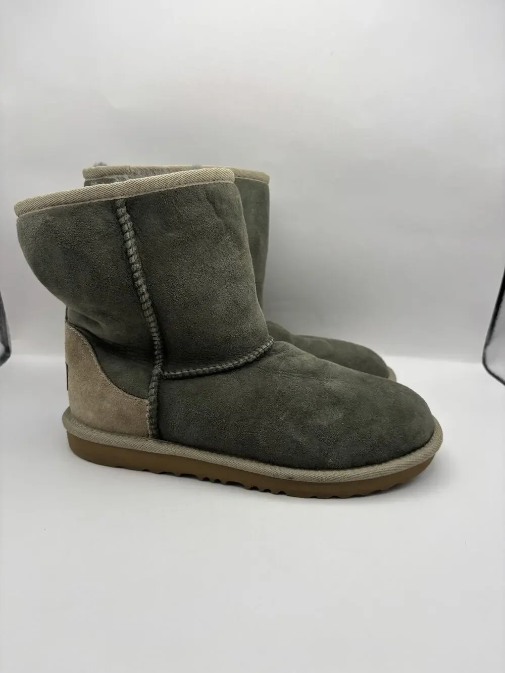 Ugg Classic Short II gray Boots Kids Size 5
